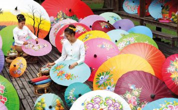 Chiêm ngưỡng những chiếc ô sặc sỡ tại Hội chợ ô tại Bosang