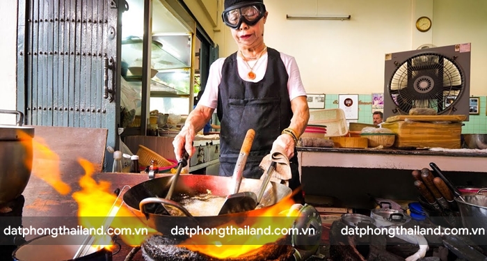 Siêu đầu bếp 70 tuổi của nhà hàng 1 sao Michelin Raan Jay Fai
