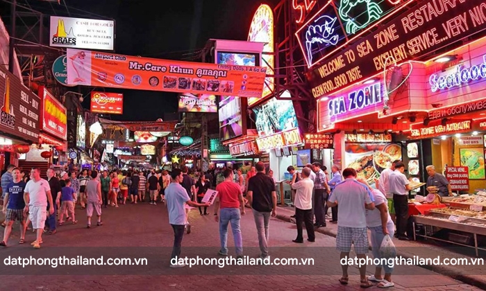 Phố đi bộ Pattaya cực kì nhộn nhịp khi về đêm với nhà hàng,  bar, club